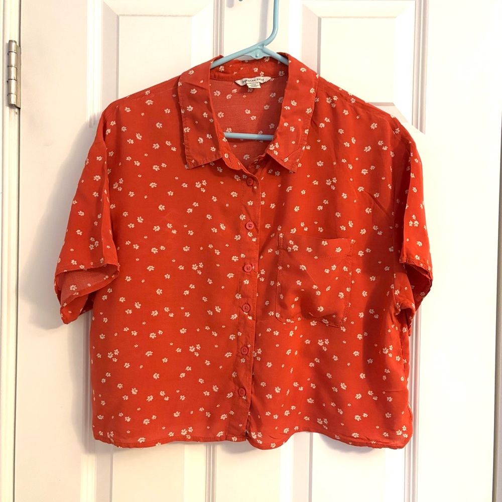American Eagle coral with white flowers button down top